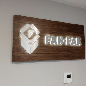 tablica reklamowa drewno podswietlana scaled